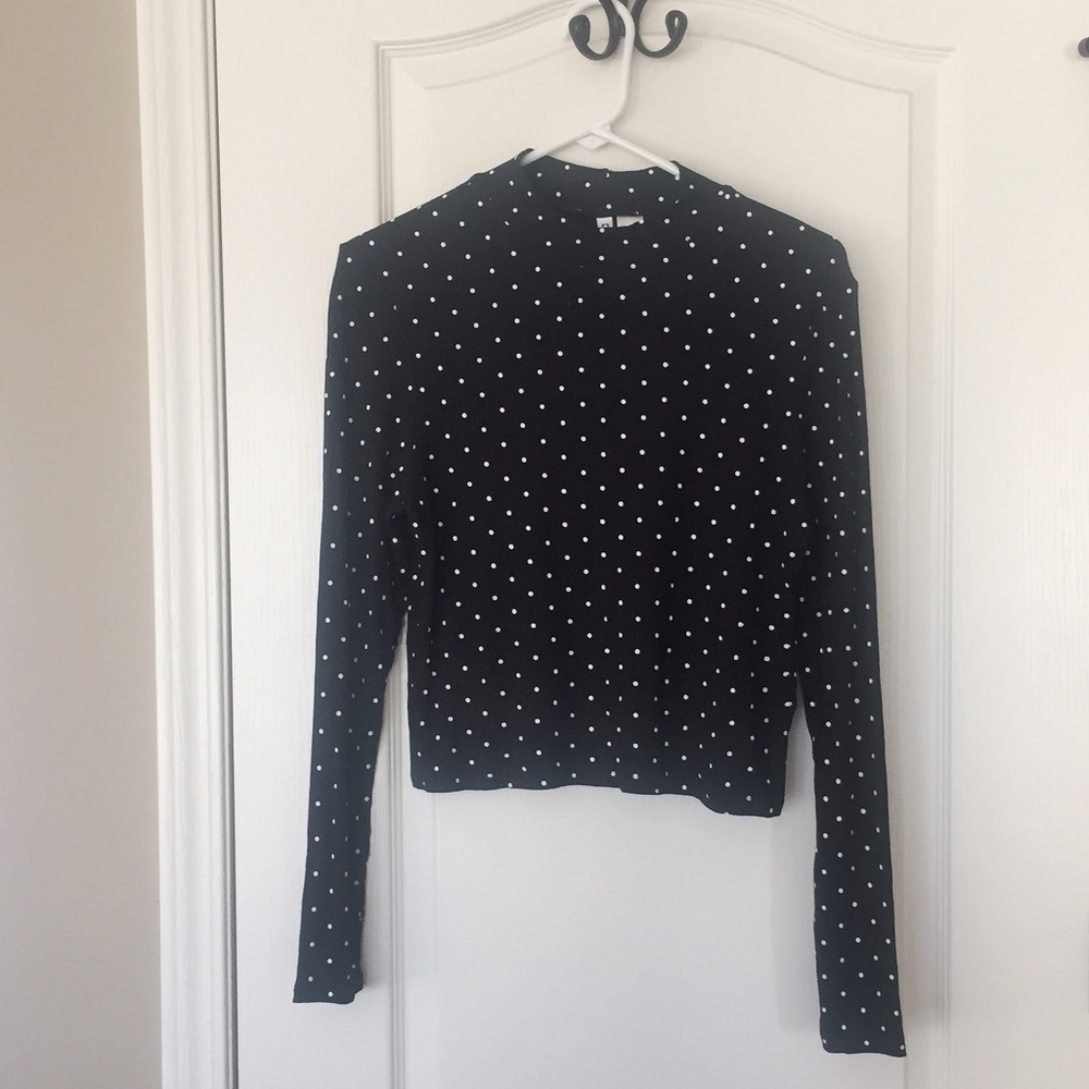 DIVIDED polka dot top. Long sleeves. Black/white
